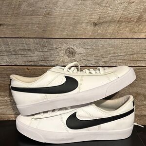 Nike White and Black Men's Sneakers